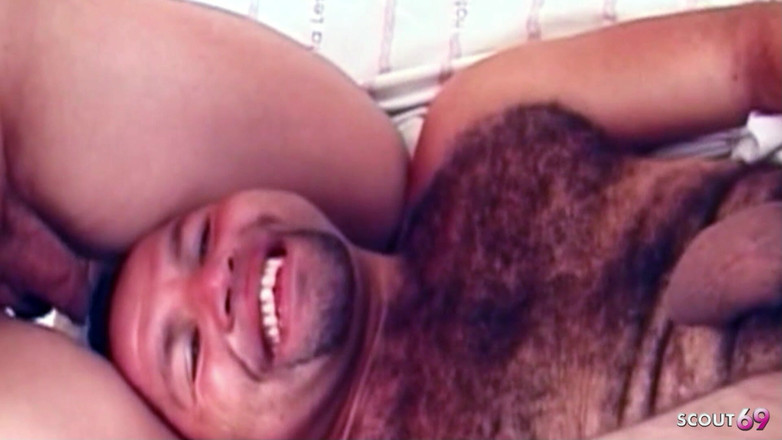 Shemale TS Collection: Ekstremalnie owłosiony facet dostaje anal fucked w trójkącie z Hot...