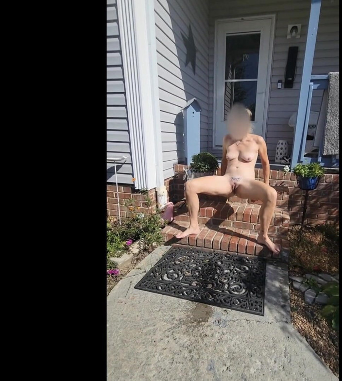 Fantasy Milf: MILF Pee Show