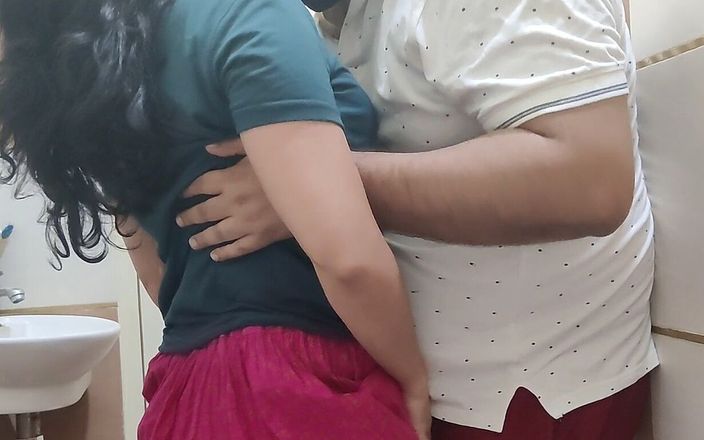 SanaThomas: Flexibles desi indisches zimmermädchen wird vom Meister im badezimmer gefilmt...
