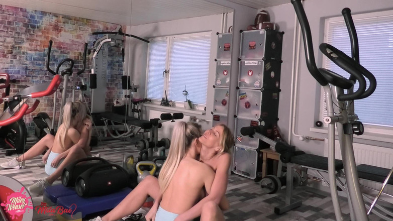 Miley Weasel: 的金发女郎舔舐。这就是健身！