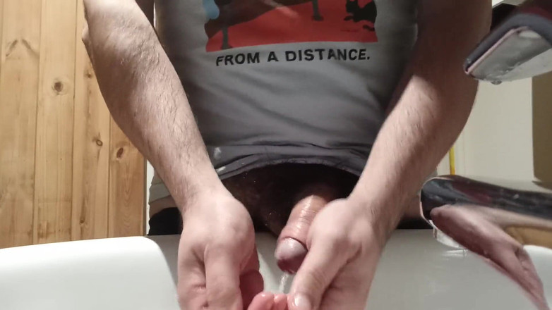 Kinky Guy: Aku suka banget cuci tanganku pakai kencing hangat.