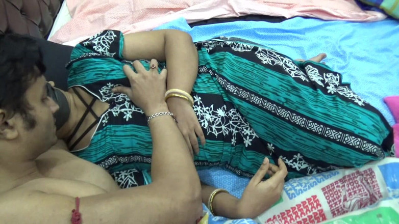 Puja Sarkar: Man och hustru knullar med olika poser