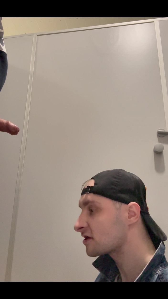 KinkySirius: 게이 스킨헤드 킨키시리우스가 공중화장실에서 황금빛 샤워를 하고 있다