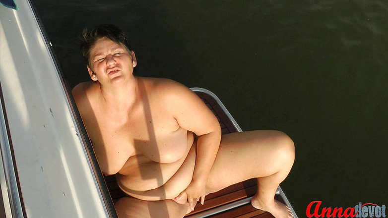 Anna Devot: Khusus kapal: kencing dan masturbasi dari dek mandi