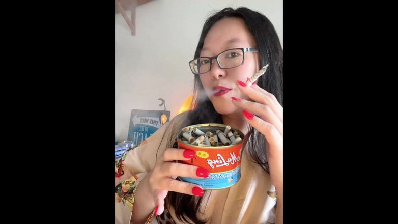 Smoking Asian: Asia merokok eksotik: kuku merah, bibir merah merokok Harlot Spills &amp;...