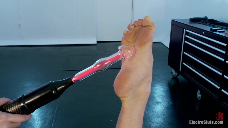 Electrosluts by Kink: Dahlia Sky adora sexo e adora eletricidade!