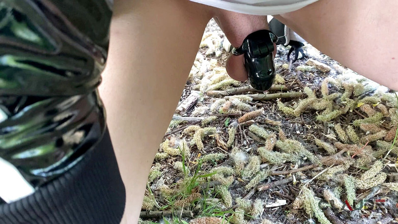 Claude Nikotine: 屋外イケメン小便器