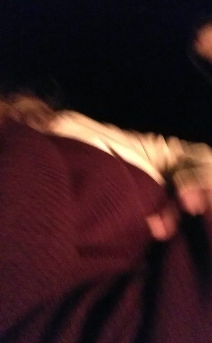 Lily Bay: Ok, že to nedělám, ale tady jsem jen nepořádek u ohně