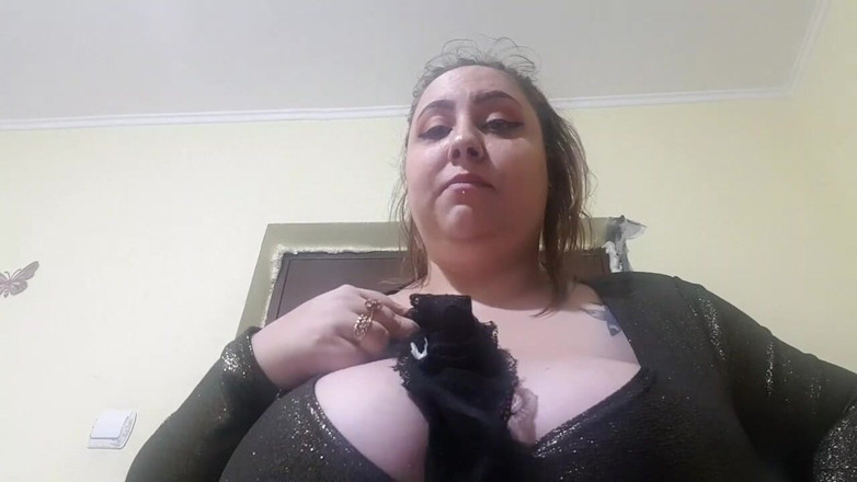 LoraBbw: Ma belle-mère t’a attrapé avec sa culotte