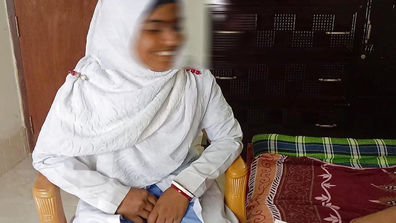 Sabina244: Estudiante se folla a su amiga mientras el maestro no...