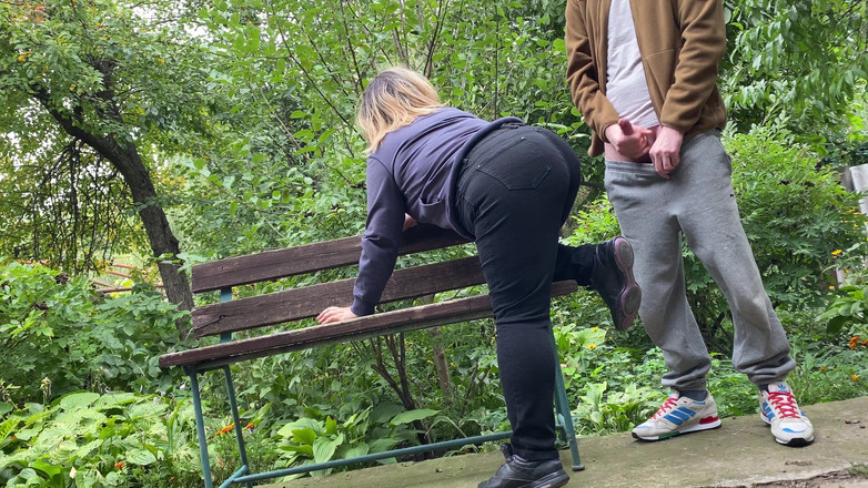 OurFetishLife: Komm auf MILF mit dickem arsch in jeans im park