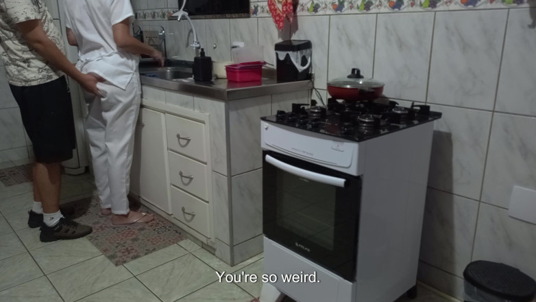 Gabi SweetCouplesStories: 설거지를 하는 동안 후장을 사용하는 하녀.