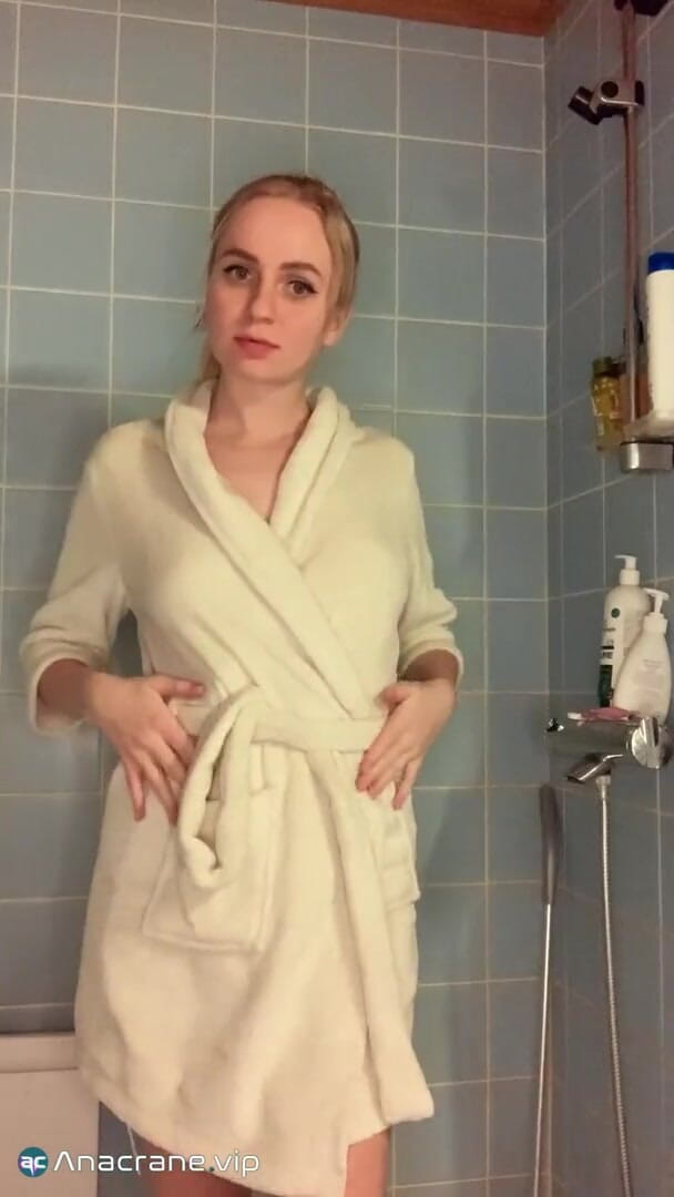 Ana Crane: Chica sexy con tetas naturales digitación coño en la ducha
