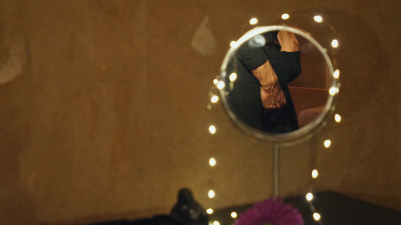 Jerking studs: Round mirror