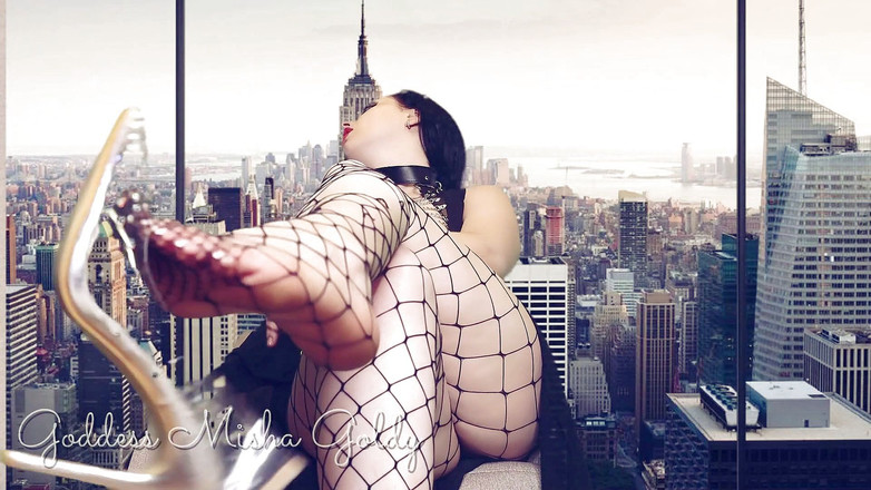 Goddess Misha Goldy: Ik laat je mijn nieuwe hoge hakken bewonderen en buigen!