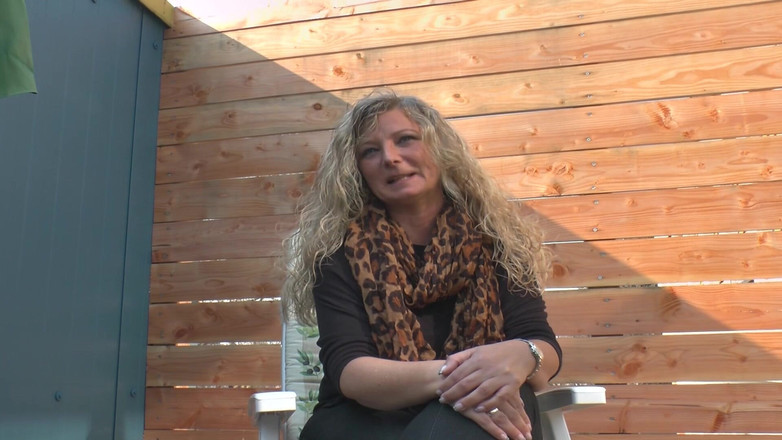 Deutsche Damen: Bystiga tyska slampa leker med en stor orange dildo