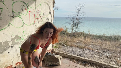 Homegrown Outdoor Sex: ケイトは海辺の屋外で一口の精液を取得します