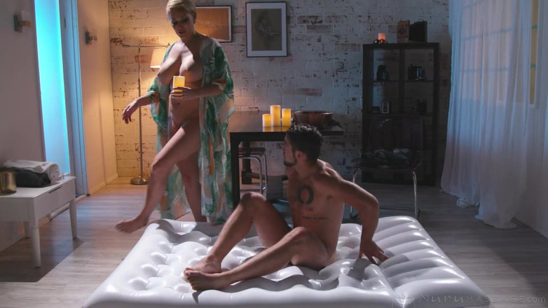 Nuru Massage: Nuru masaje - tetona milf Ryan Keely recibe una preñada caliente...