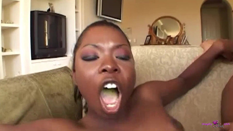 Naughty Black Girls: 息をのむようなお尻を持つ女性のための異人種間アナルペニス治療