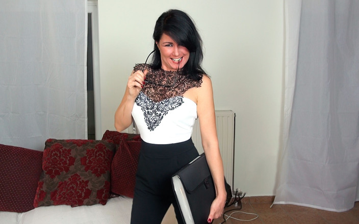 Alexandra Wett: Скандал! Возбужденная учительница соблазняет! Глубоко в задницу и киску для хорошей оценки