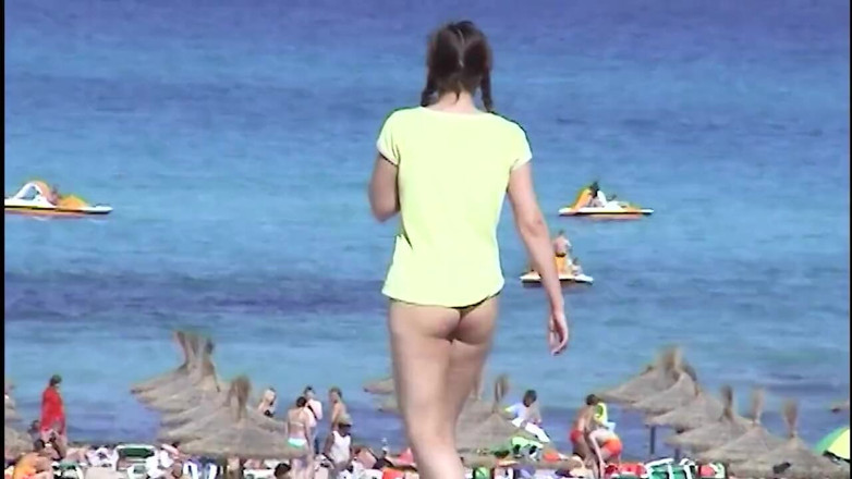 Beachbitches: Cazador pervertido en la playa