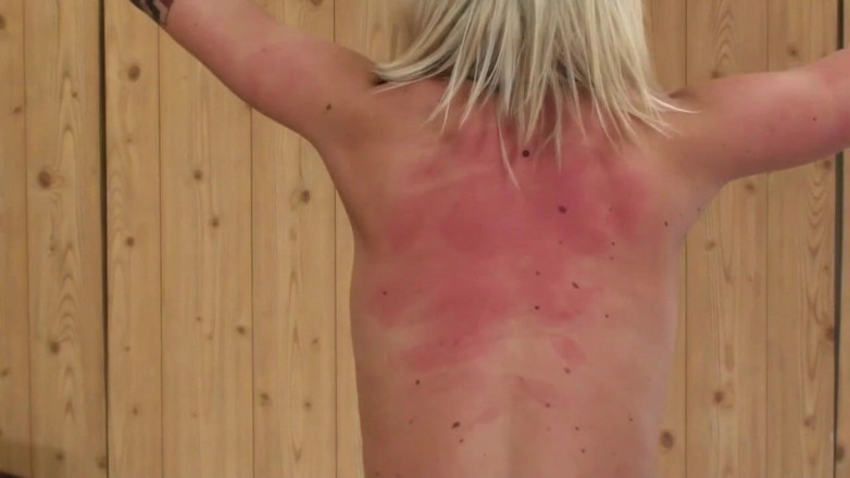 Spanking Server: Cora, rubia cachonda merece un látigo desnudo