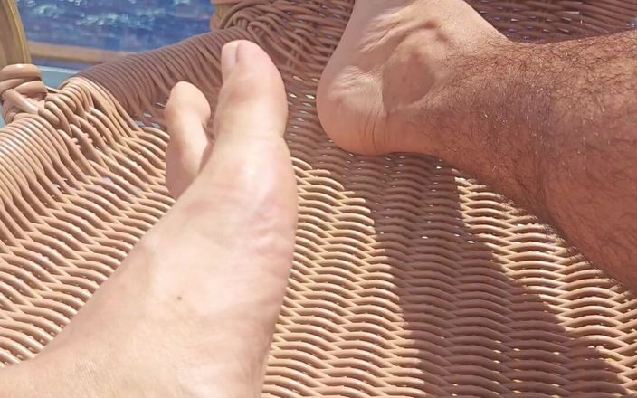 Grayalpha: Vacanță cu picioare mari