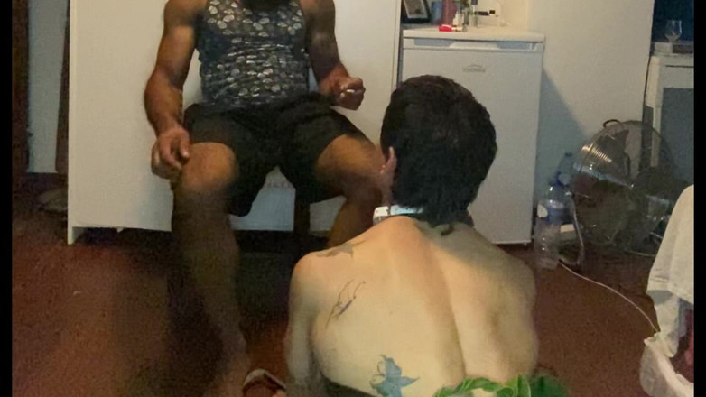 Wesley Bull: Une soumise bien dressée profite de mes pieds