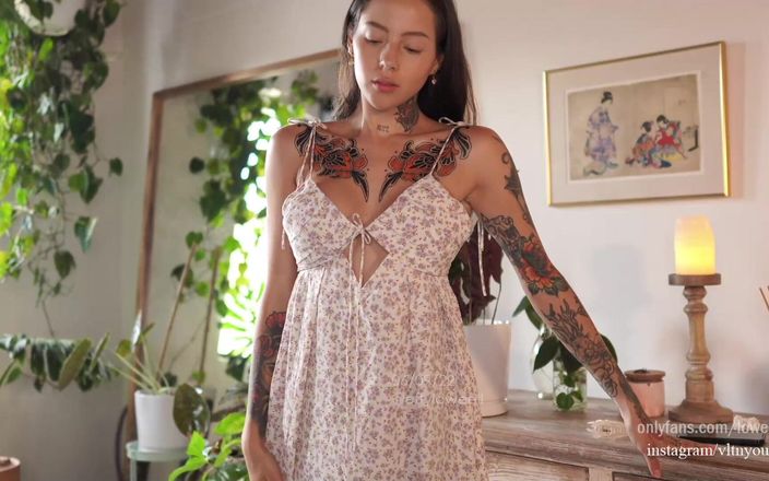 Effy Loweell studio: Bela modelo da webcam com um corpo tatuado está procurando...