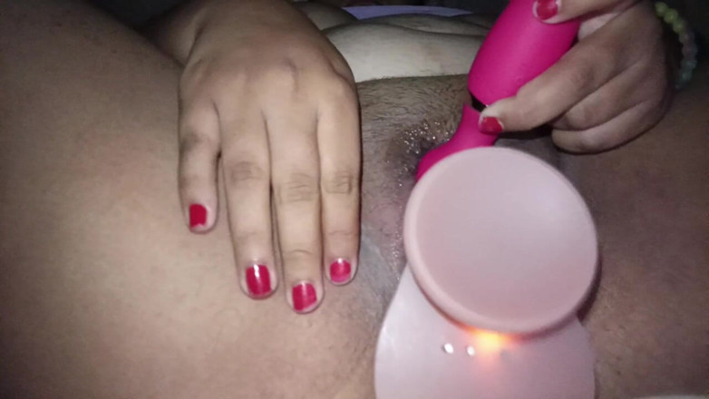 Stepmom_with_big_tits: Lakomá kundička chce být penetrována k orgasmům.