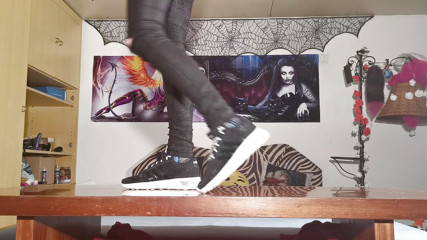 Beth Kinky: Lopen in mijn zwart-wit sneaker - Beth Kinky