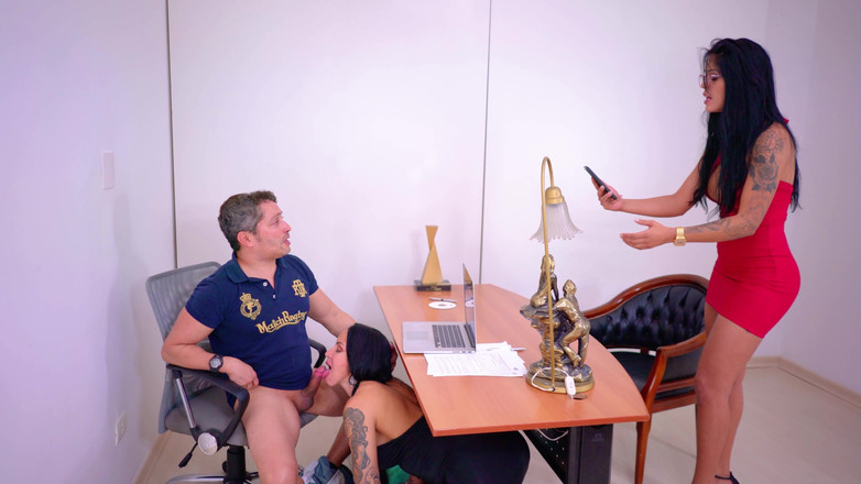 Sun7: MILF sekretářka sála šéfa pod stolem, dokud nepřišel.