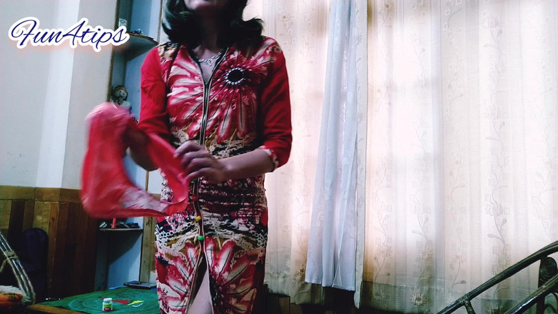 Bolly Karma: Aku mengendus celana dalamku untuk membuatmu sange