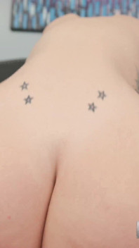 Vanna Rose rozpoczyna się intymnym wywiadem, a następnie masturbuje się prowokacyjnie blisko kamery