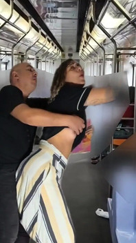 tren se yaatra karna teji se mushkil ho gaya hai.