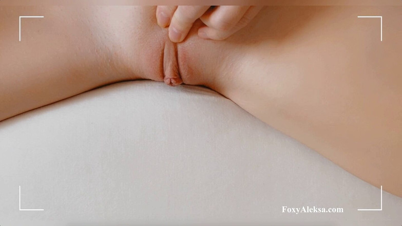 FoxyAleksa: Drobná červená kundička. Polštář hrbující orgasmus. Roztomilá kundička tře žhavý klitoris a...