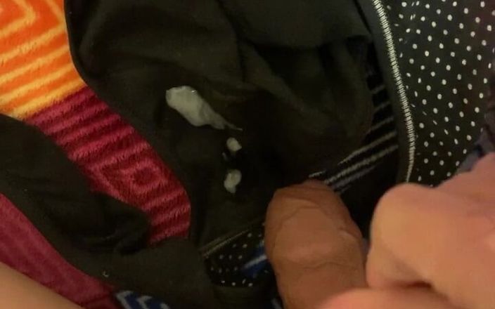 Vlada Brilliant: Rusa travesti se corre en sus bragas sucias
