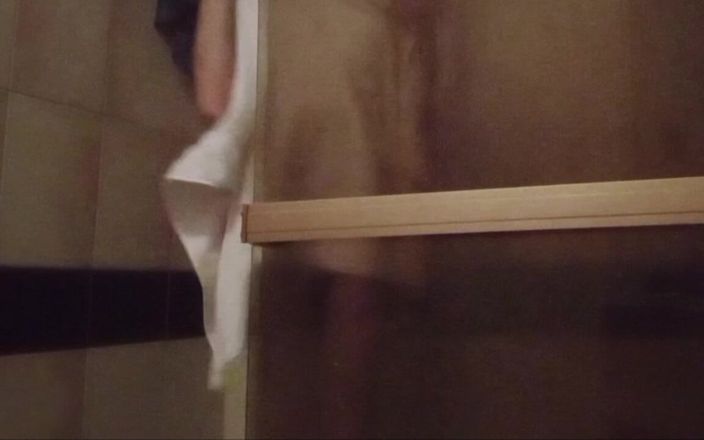 Esteban Williams: Nimm eine warme dusche für dich