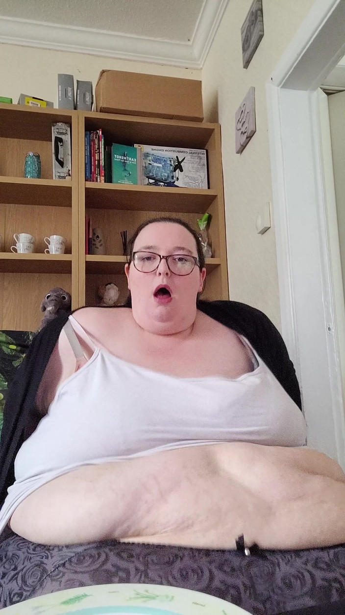 SSBBWLadyBrads: Kuchen essen und diesen massiven bauch wackeln