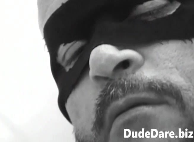 DudeDare: Preto e branco clipe de urso com tesão masturbando eroticamente
