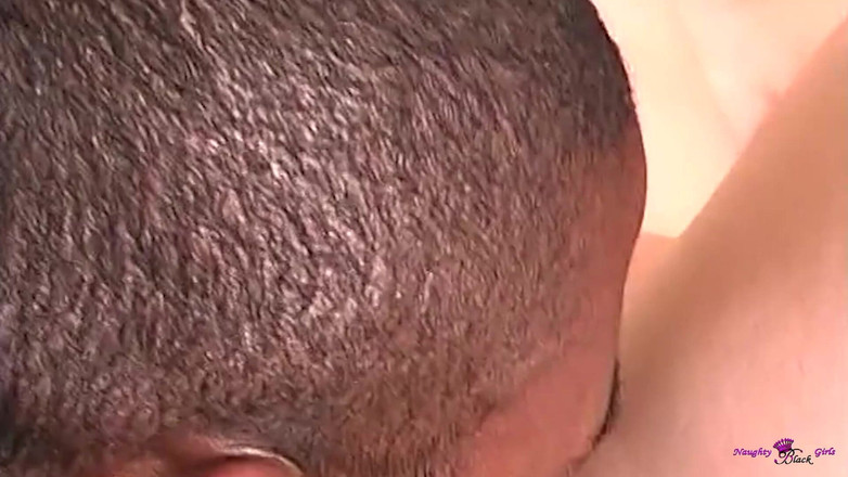 Naughty Black Girls: 巨乳の超素晴らしくてホットなブルネットのいい女が正常位スタイルで犯される