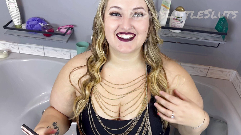 DaddysLittleSluts: 温泉BBWブロンド妻に小便