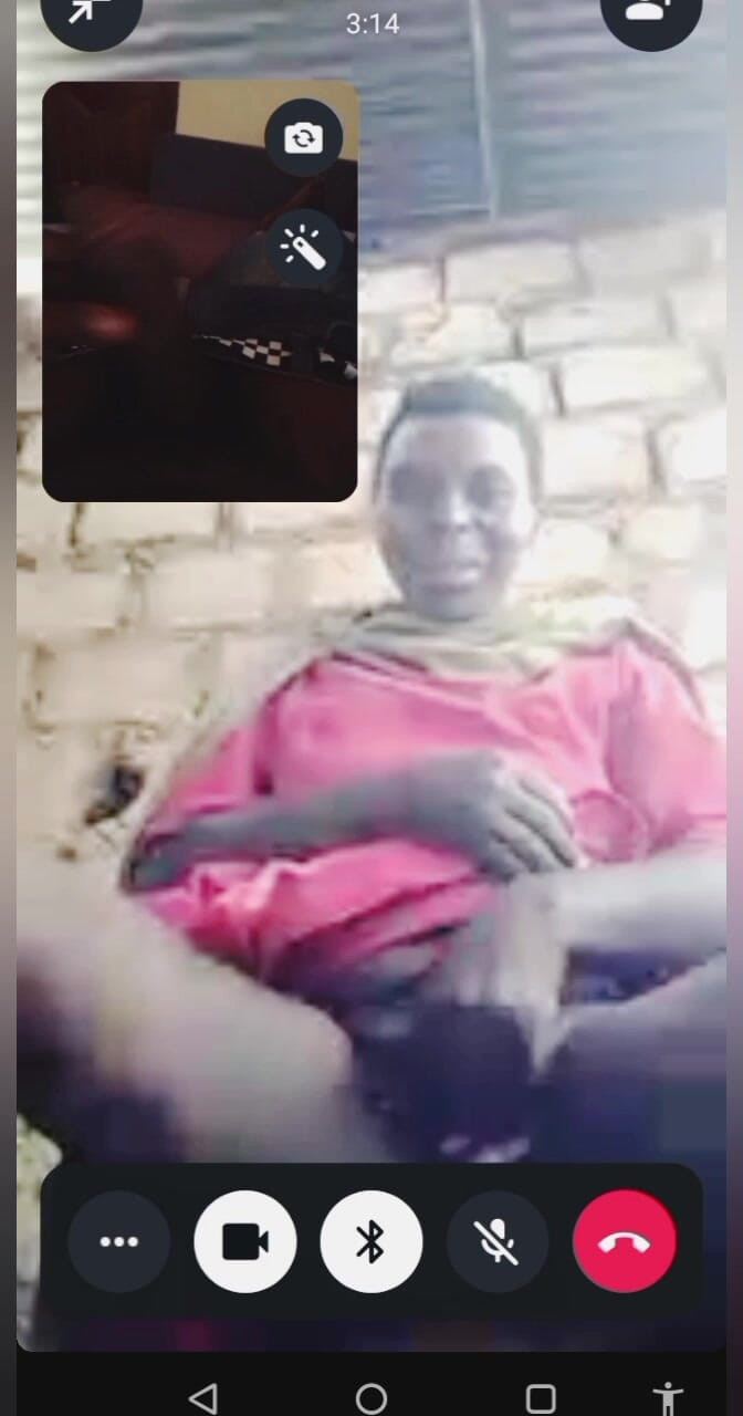 Me and my new slut: Зріла жінка з племені Хадзабе мастурбує з коханим чоловіком, hadzabe проти технології, це дуже цікаво