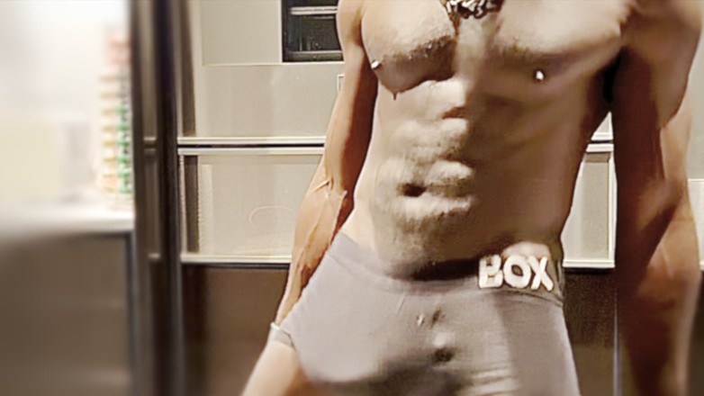 MrMagicDevil: VRátil Se Z Klubu Oblečená Takhle! Měla Jsi Mě Vidět...