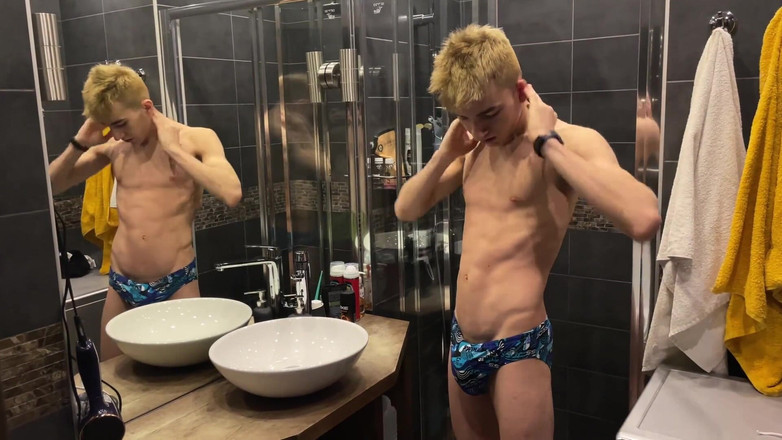 Ethan Lestray: Twink One aprieta y masturba su gran polla trayendo al...