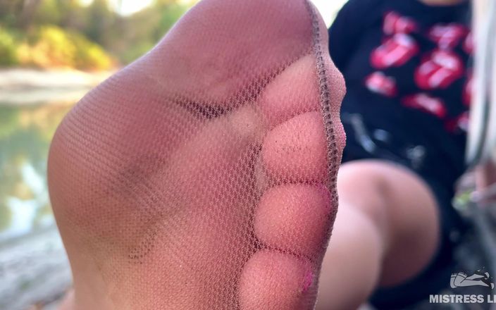 Mistress Legs: Meine süßen Füße in nackten strumpfhosen reiben sich am Autumn...