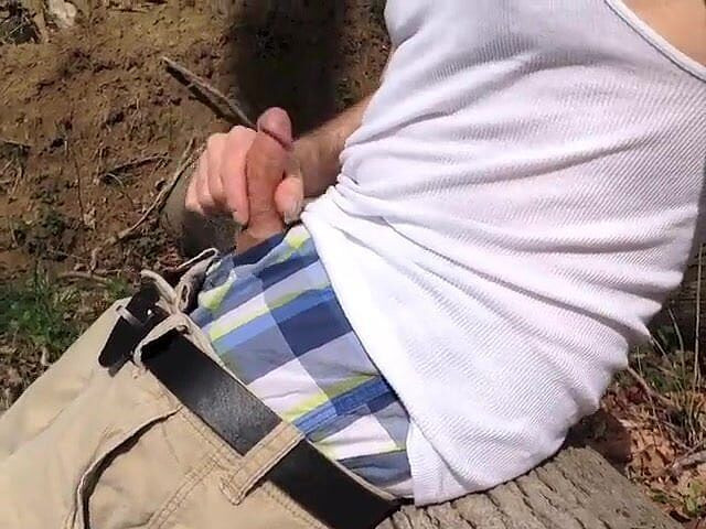 TJenner: Auf einem baumstamm sitzen, Während ich im wald masturbiere, Verbal