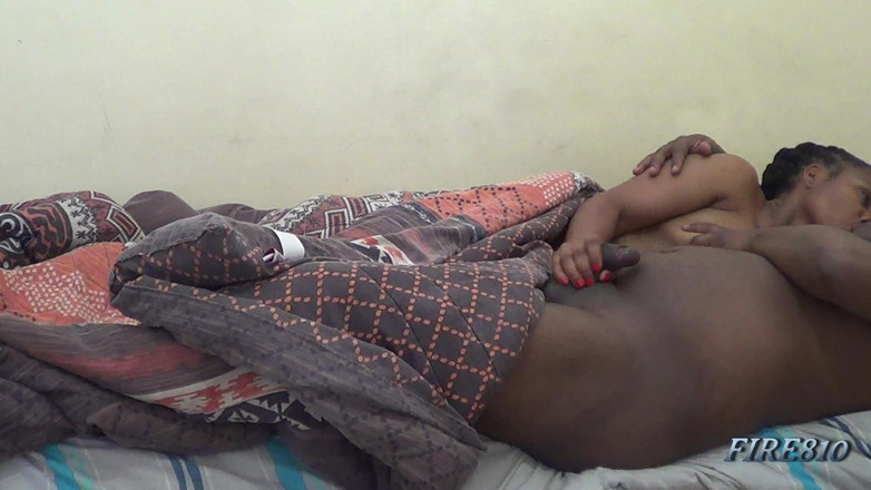 Fire810: Chơi cu và vuốt ve trong khi hôn sâu, sau đó...