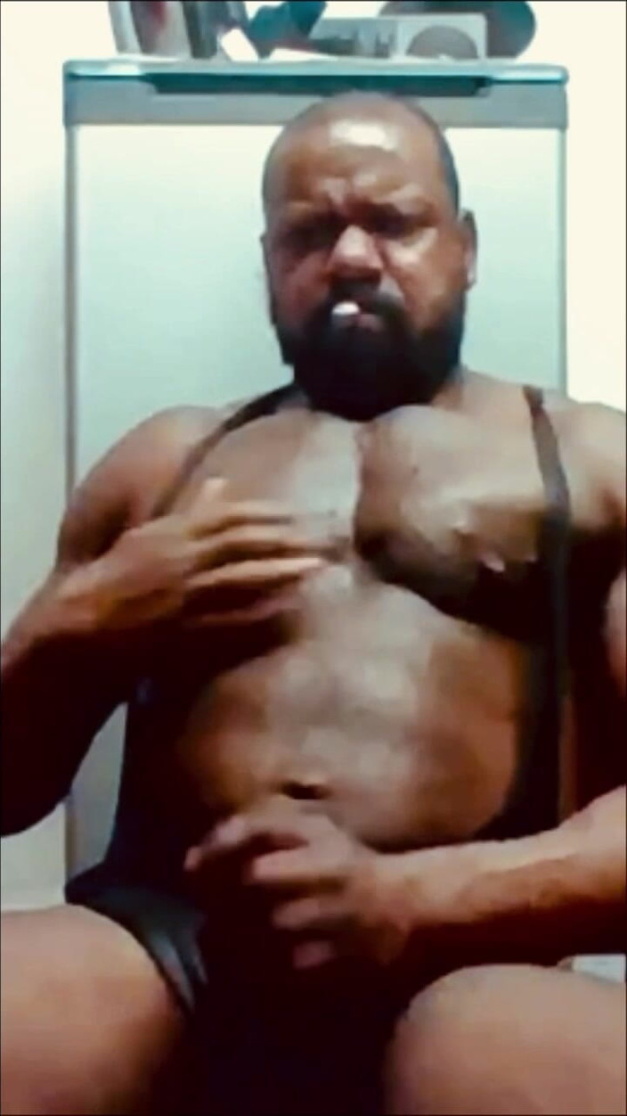 Black smoking muscle stepdad: Чорний культурист словесний дим і сперма
