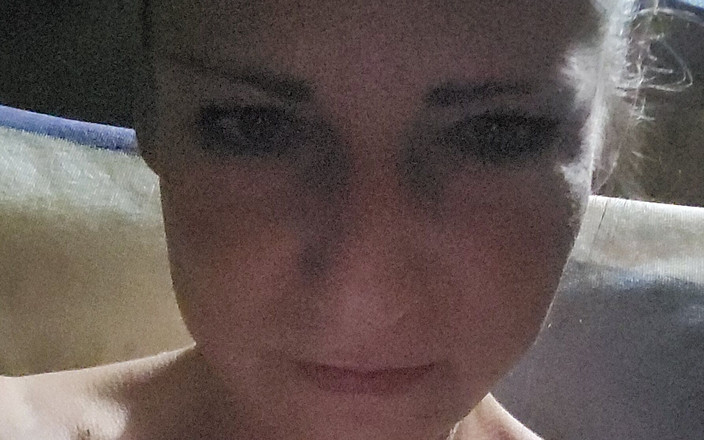 EliteLadyS: トップレスアメリカの熟女喫煙